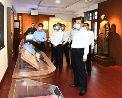 眾人北大紅樓參觀「光輝偉業　紅色序章——北大紅樓與中國共產黨早期北京革命活動主題展」。新華社相片