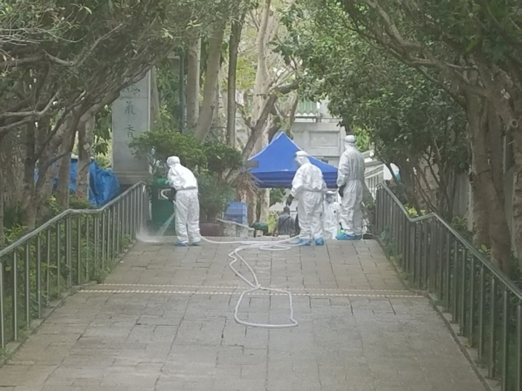 清潔人員穿着保護裝備到場。林思明攝