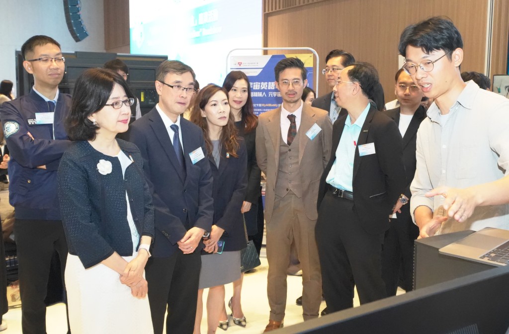 沙盒路演活動匯聚20間AI方案供應商,向參加者介紹並即場示範多元化AI應用方案。私隱專員公署 沙盒路演活動匯聚20間AI方案供應商,向參加者介紹並即場示範多元化AI應用方案。私隱專員公署