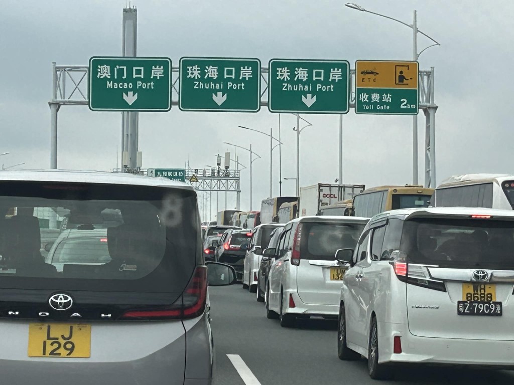 自駕遊經港珠澳大橋北上的巿民表示比較塞車。網絡圖片