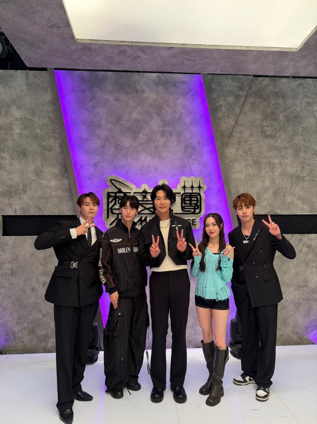 冼靖峰（左起）、韓國編舞老師Geon、YS韓國偶像學院院長Yong Heo、香港首席舞蹈導師Lenna.T以及文佐匡。