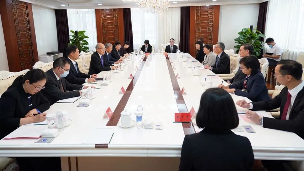 國家首席大法官、最高人民法院院長張軍會見香港終審法院首席法官張舉能一行。最高人民法院網站圖片