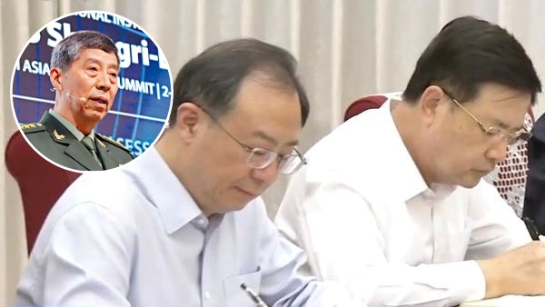 中共中央政治局昨天進行第八次集體學習。王小洪（右）和吳政隆（左）坐在一起，此前坐在兩人中間的李尚福不見蹤影。 央視新聞聯播