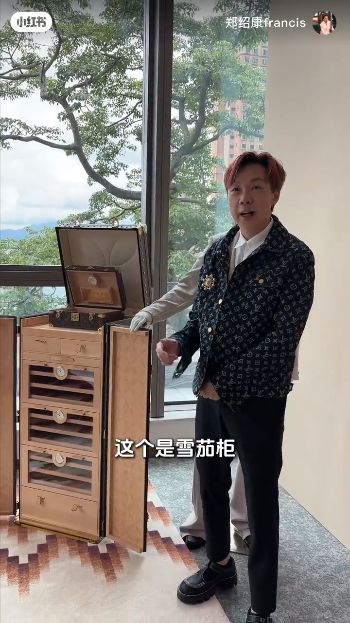 鄭紹康介紹場中各個展品。 鄭紹康介紹場中各個展品。