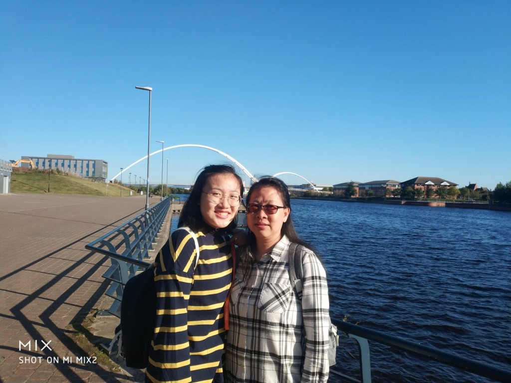 當年姚太陪同女兒一起往英國，預備大學開學。