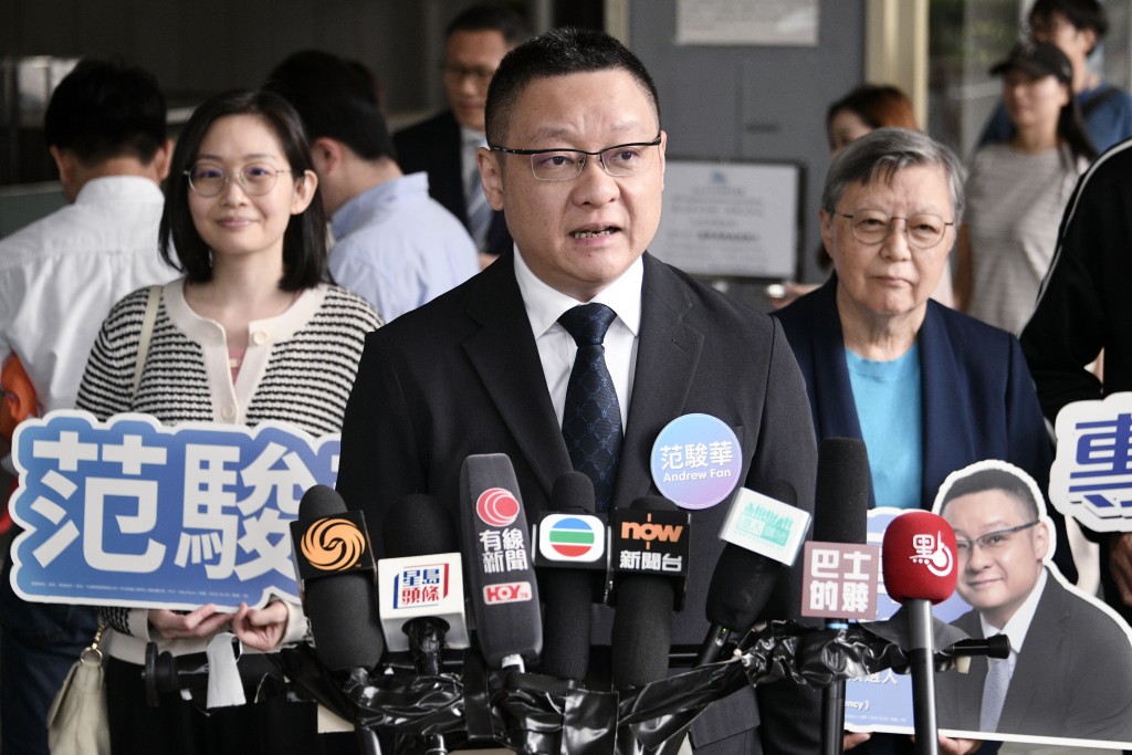 范駿華早前在政府總部報名參選選委會界別，母親范徐麗泰（右）陪伴在側。資料圖片