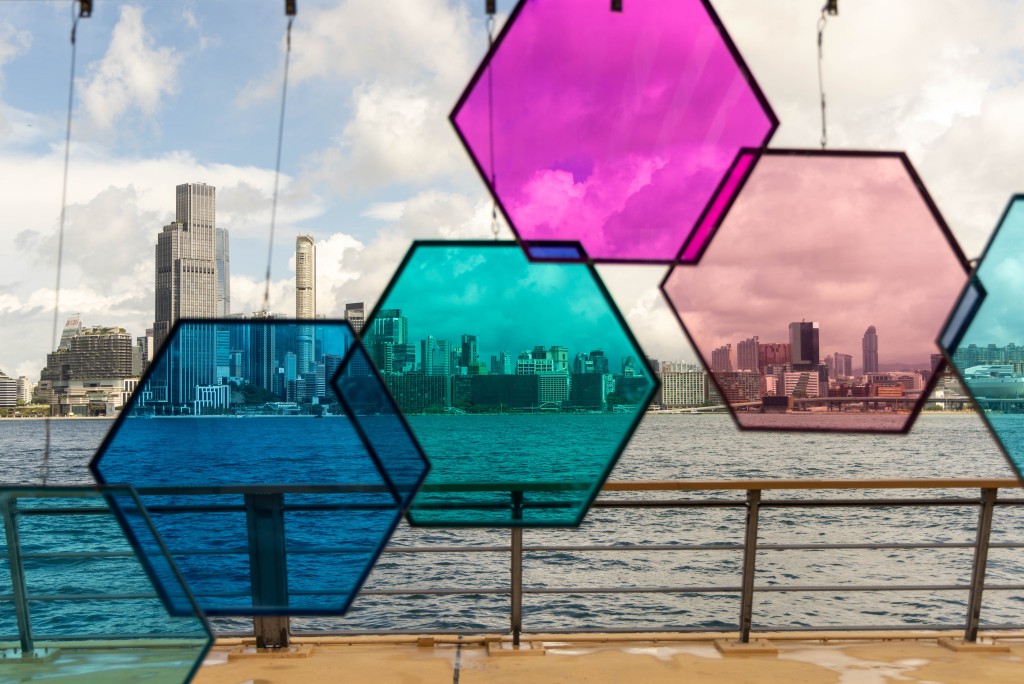 海濱好去處｜鏡室藝術裝置　東岸公園主題區的特色六角濾色鏡，讓大家感受到不同色調下的維港海濱美態。