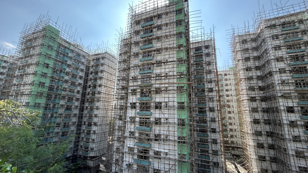 當局勒令拆除棚網後,私人樓宇外牆工程已處於停工狀態。資料圖片 當局勒令拆除棚網後,私人樓宇外牆工程已處於停工狀態。資料圖片