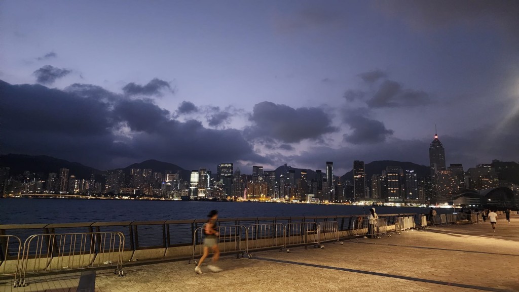 本港地區今日大致多雲,日間部分時間有陽光及乾燥,最高氣溫約22度。黎志偉攝 本港地區今日大致多雲,日間部分時間有陽光及乾燥,最高氣溫約22度。黎志偉攝