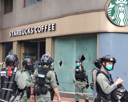 Starbucks玻璃被人砸毀。