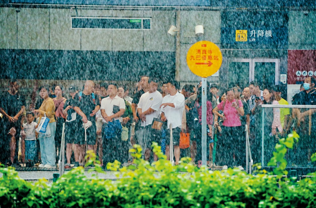 黑雨掛足11小時，不少公共交通受影響，市民與遊客擠滿車站，心急等待。