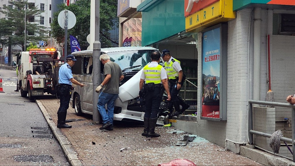 客貨車撞穿油店便利店門口。黃文威攝