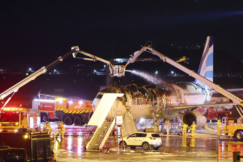 今年1月，一架原定飛往香港的釜山航空客機尾部起火，調查後得知起火點就是放在置物櫃的流動電源。。美聯社
