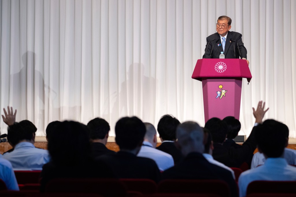 石破茂在选后举行记者会，表明无意下台。美联社