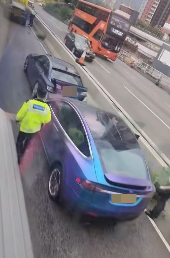 朗天路3車相撞。fb馬路的事 (即時交通資訊台)影片截圖