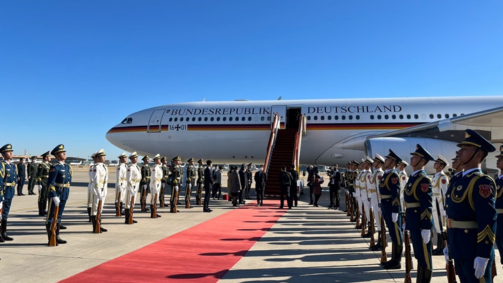 朔爾茨的專機抵達北京。