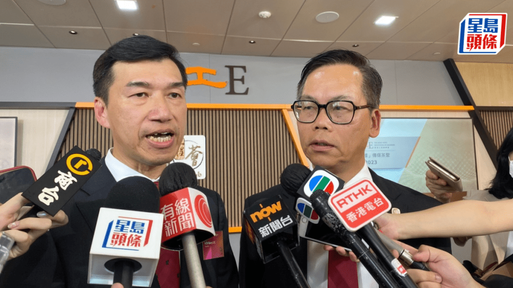 左起：香港工程師學會會長李志康、學會上任會長卜國明。林秋綿攝
