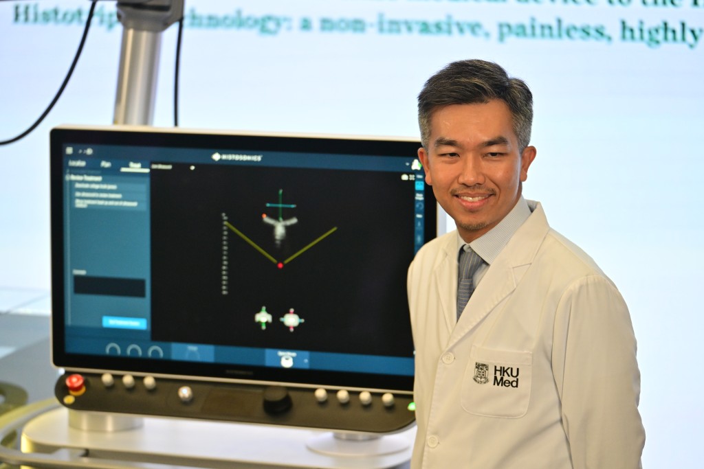 仪器利用高强度超声波，毋须开刀就可消灭肿瘤，香港是亚洲首个引进此技术的试点。陈极彰摄