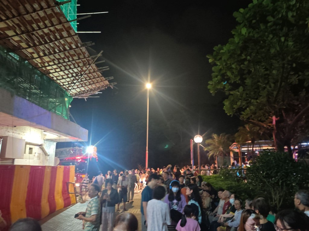 大批住戶疏散至樓下暫避。FB：Chun Tung Chow@柴灣小西灣關注組