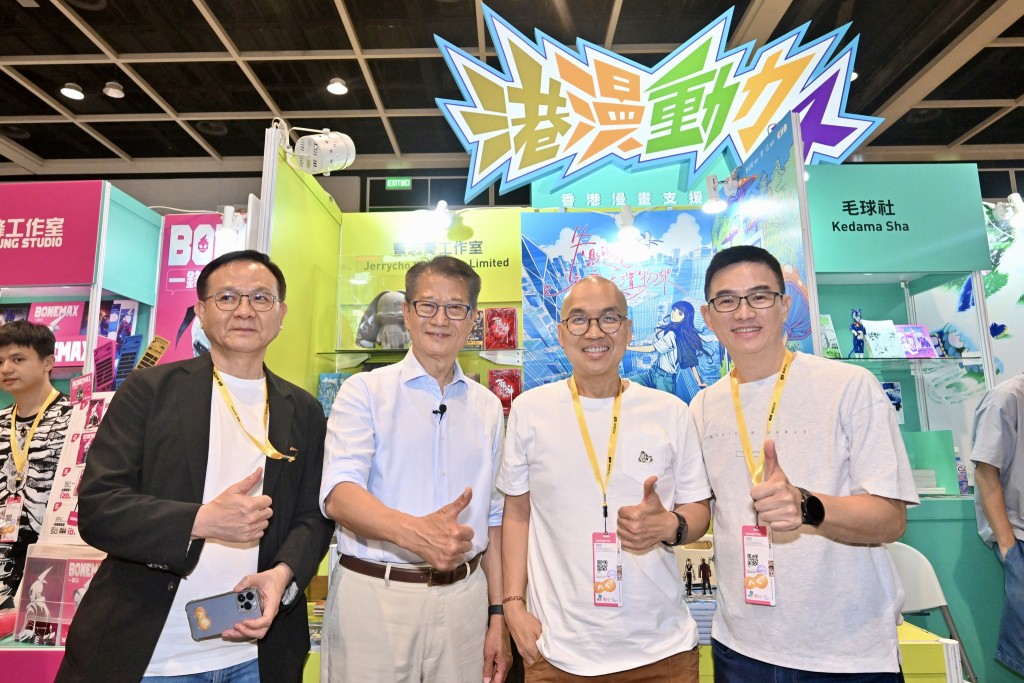 陳茂波亦到場內由文創產業發展處資助的「港漫動力」攤位，跟一眾本地新晉漫畫家交流。