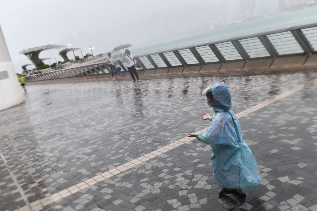 有市民在尖沙嘴一帶感受颱風威力。