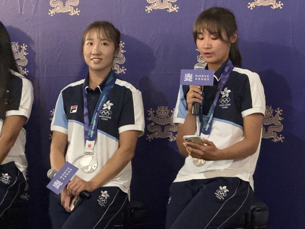 张菀珊（右）和梁颖桉获得亚运女子轻量级双人双桨艇银牌。杨功煜摄