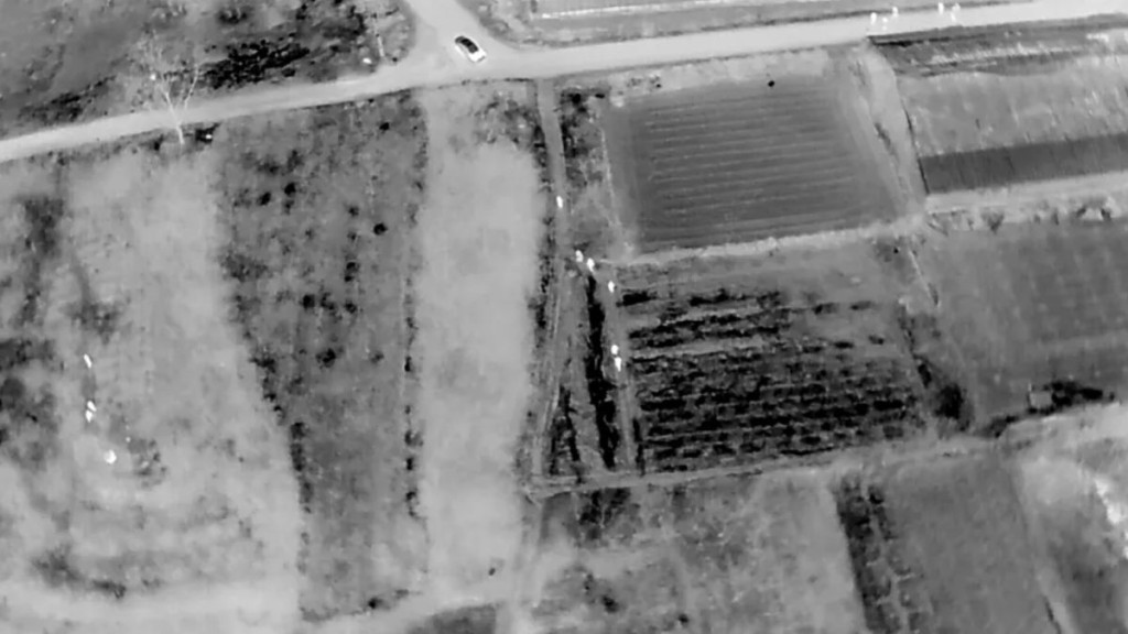 山东公安利用无人机,瓦解一宗企图盗掘古墓的案件。央视截图 山东公安利用无人机,瓦解一宗企图盗掘古墓的案件。央视截图