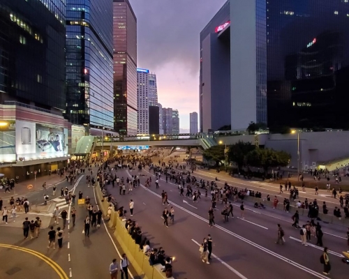 在金鐘夏愨道，示威者人數逐漸增加。
