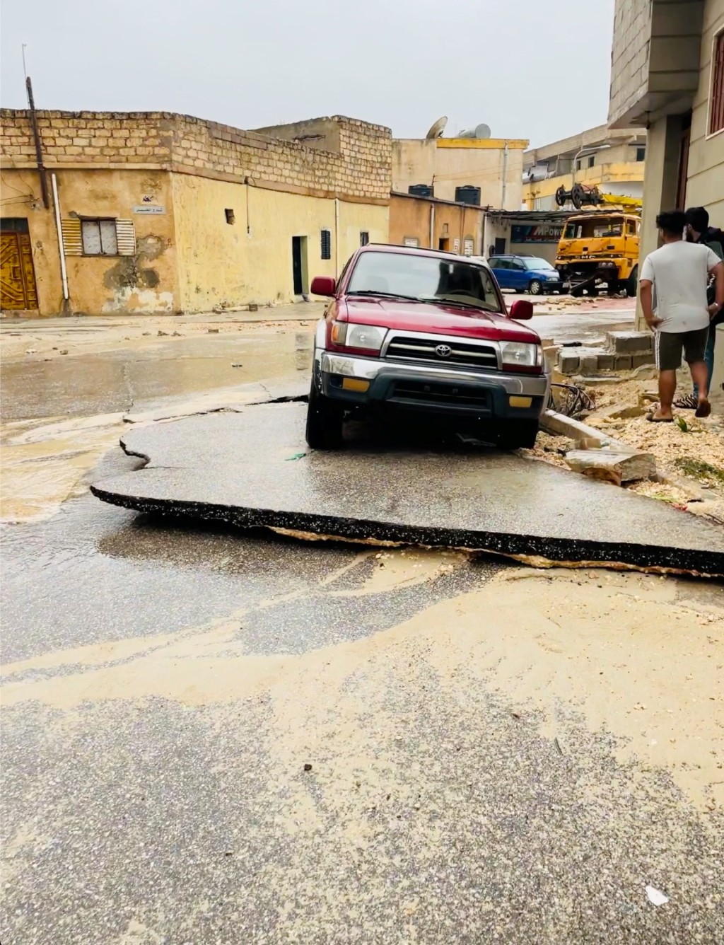 利比亞東北部城市貝達（Al Bayda）道路斷裂。  路透社（Instagram@EX5TWD）