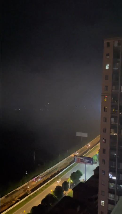 广西糖厂泄漏的刺激烟雾，笼罩周边街区。