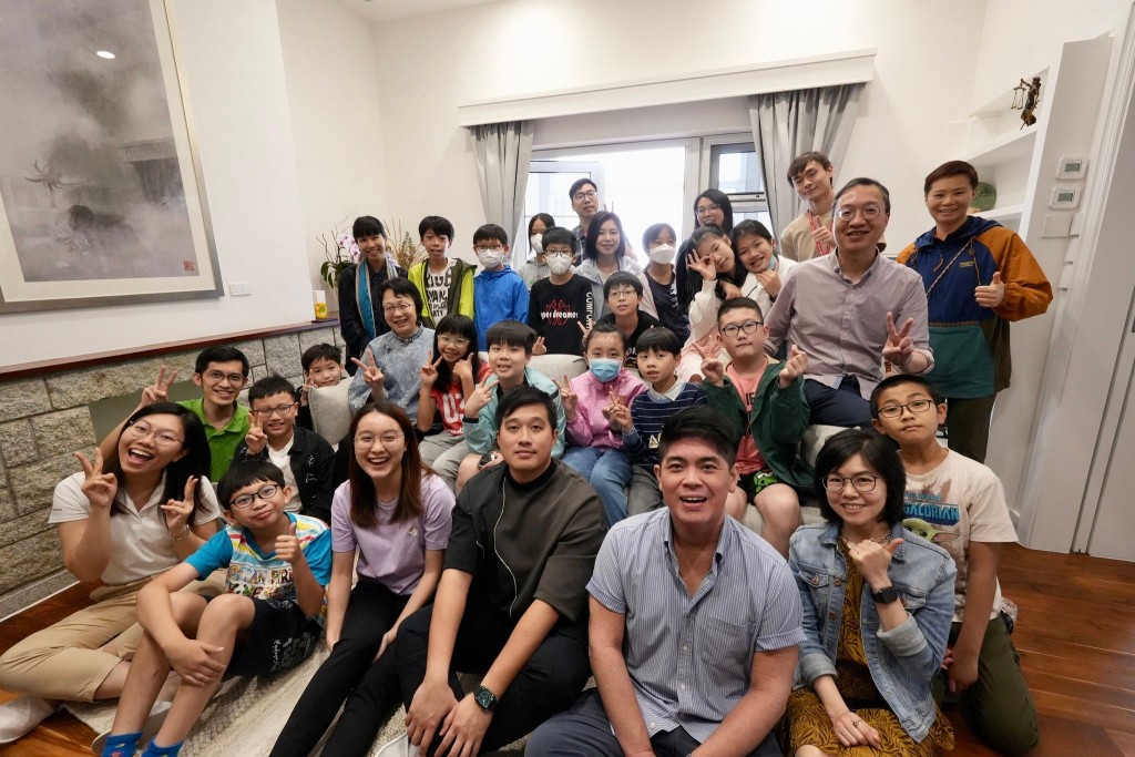 林定國在官邸招待來自香港家庭福利會港島區兩個服務中心的學生。林定國Facebook