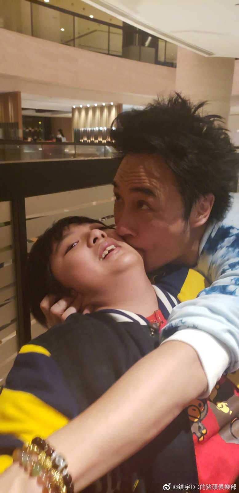 鎮宇同就快12歲嘅囝囝感情好好。