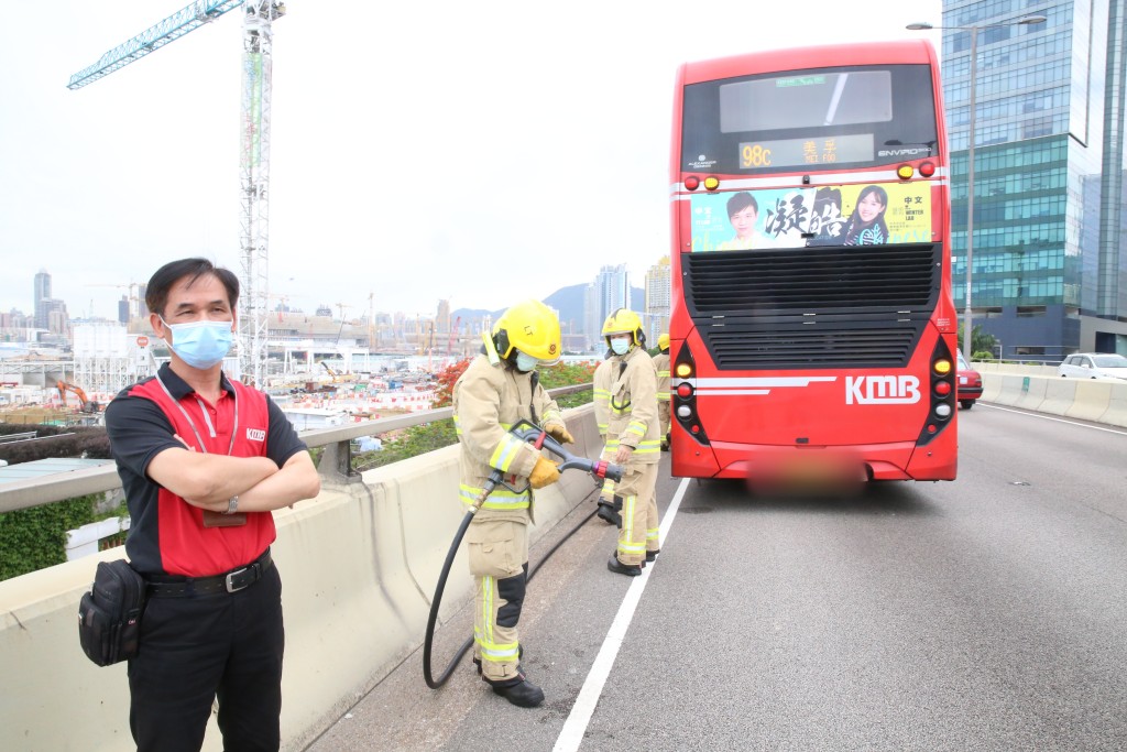 車長站在路邊協助警方調查事件。劉漢權攝