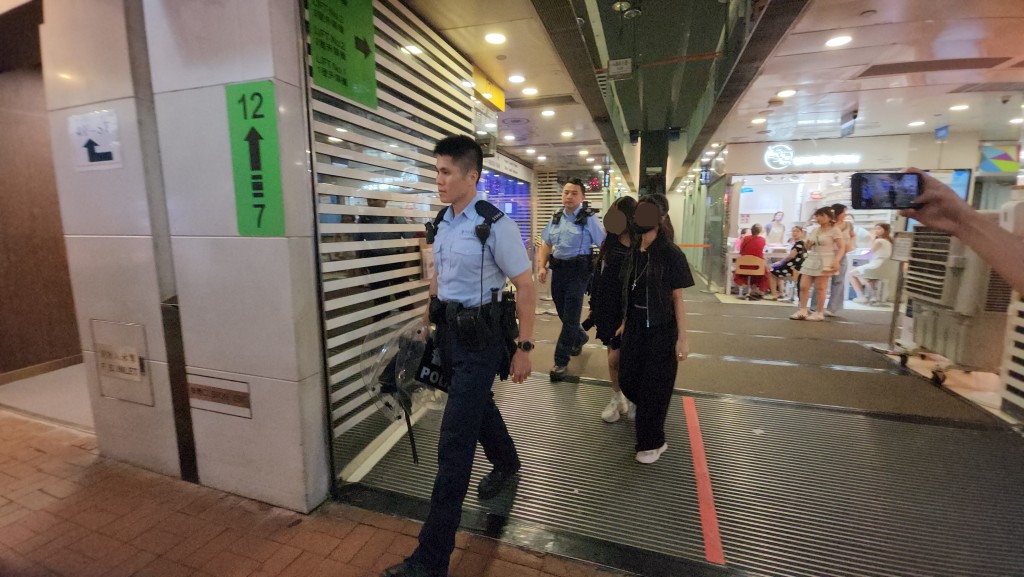 兩名少女被警員帶走助查。