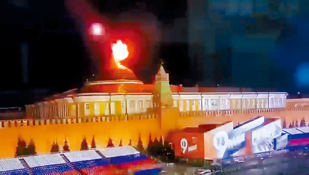 影片截圖可見飛行物體飛近克里姆林宮元老院(總統辦公處)的圓頂時，爆出火光並冒煙。