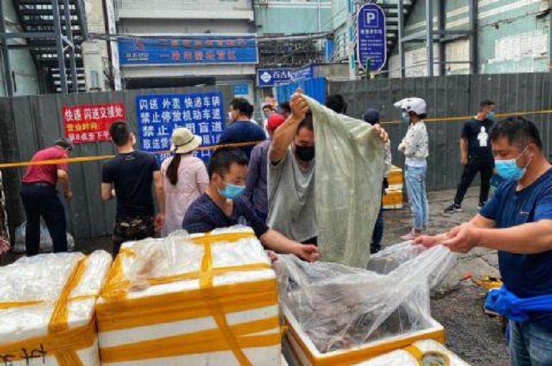 京深海鲜市场大批商户撤离。网上图片