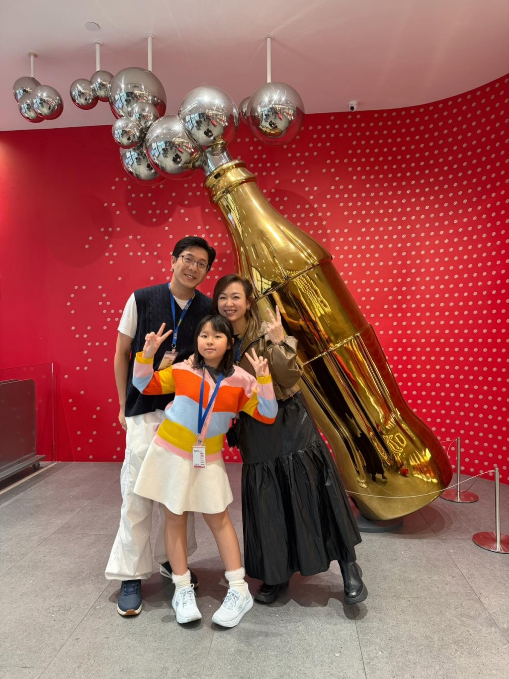 林小珍一家參觀沙田小瀝源可樂廠。（作者提供）