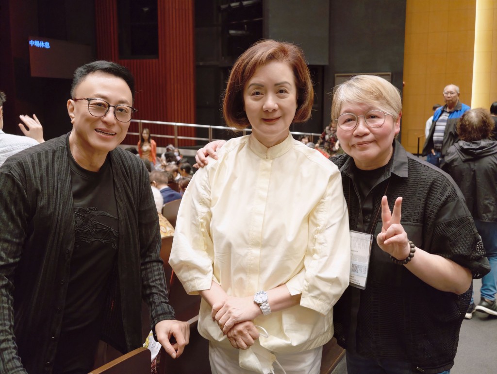 息影女星汪玲與劉緯民專程來睇好戲。