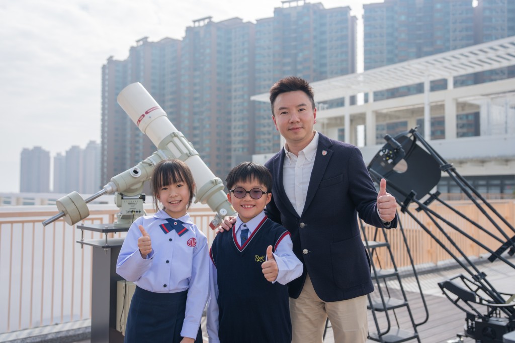 保良局西区妇女福利会冯李佩瑶小学不但设有校本天文课程，更添置天文望远镜等设备，让学生能够亲身探索星空的奥秘。（图片来源：《亲子王》）