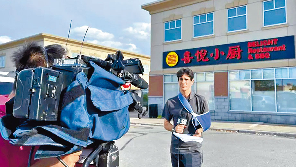 加國傳媒在喜悅小廚門外，報道集體食物中毒事件。 