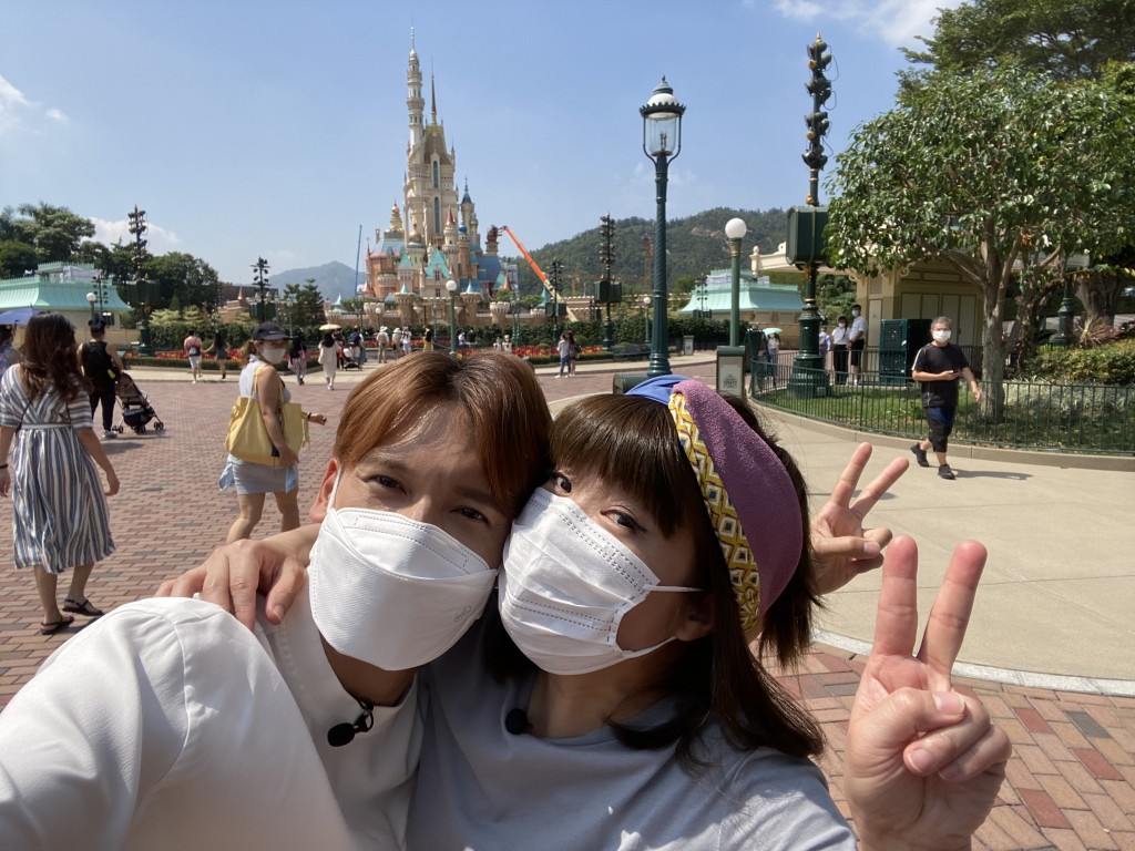 Kenny和小儀到主題公園約會。