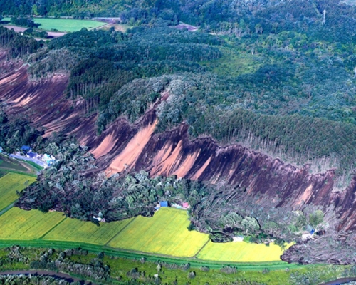 厚真町發生大規模山泥傾瀉，5人活埋15失蹤126傷。（圖：朝日新聞）