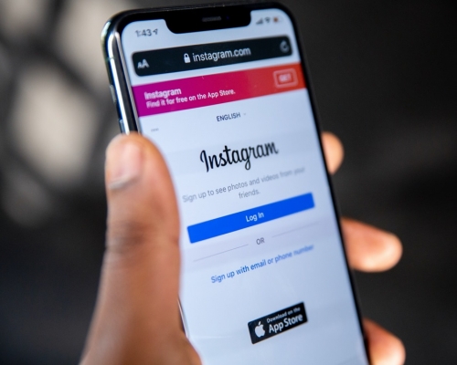facebook宣布旗下Instagram會將16歲以下用戶將預設為「私人帳號」。Unsplash示意圖
