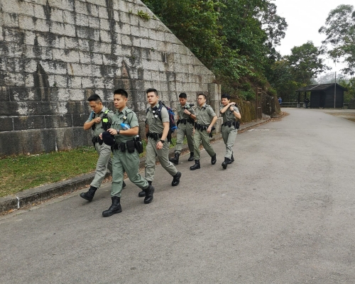機動部隊警員下午到城門水塘，分批上山搜捕賊人。梁國峰攝