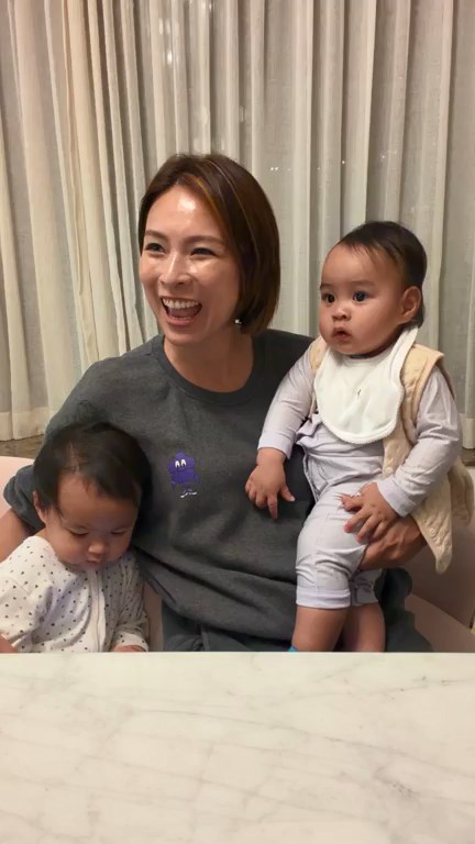 朱慧敏抱著未夠一歲的細仔Aten開直播，Aten呆萌樣相當可愛。