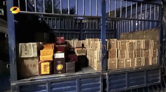 人员亦揭其家里高档烟酒堆积如山，光茅台酒就230多箱，装了足足一货车。网图