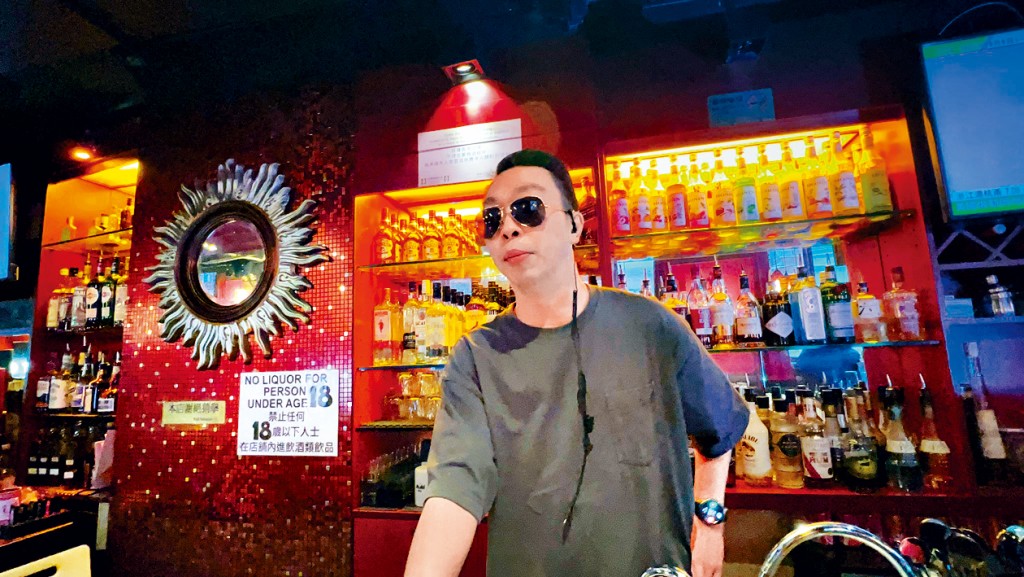 酒吧經理阿耀表示,受傷的姓霍助理經理已清醒,目前情緒激動。