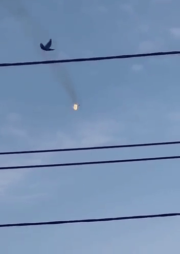 网片显示，俄罗斯米格-31战机空中起火，一路冒出浓烟。