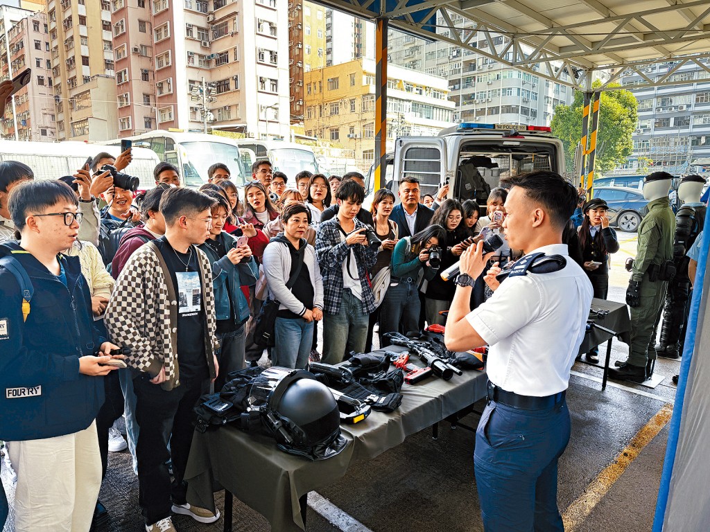 貴州大學及湖北宜昌三峽大壩區域逾百青少年參觀西九龍衝鋒隊的警察裝備,深入體驗香港警察的工作。