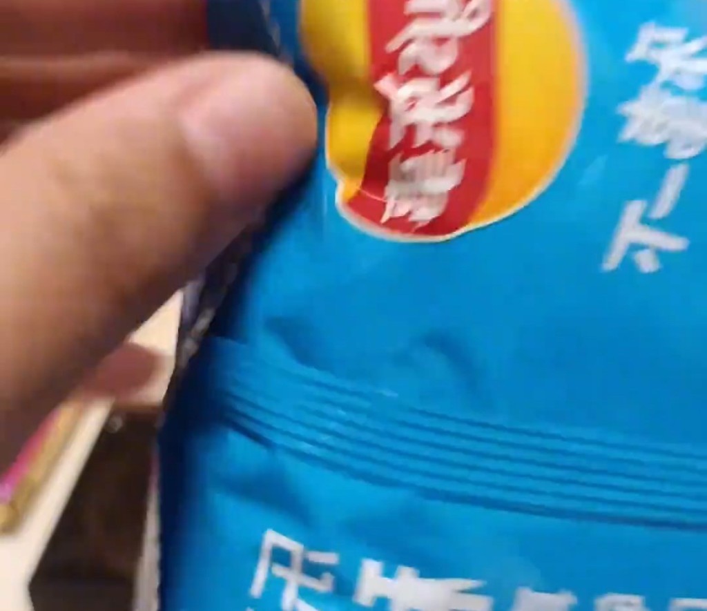 博主打開包裝後,只看見一片薯片。紅星新聞 博主打開包裝後,只看見一片薯片。紅星新聞